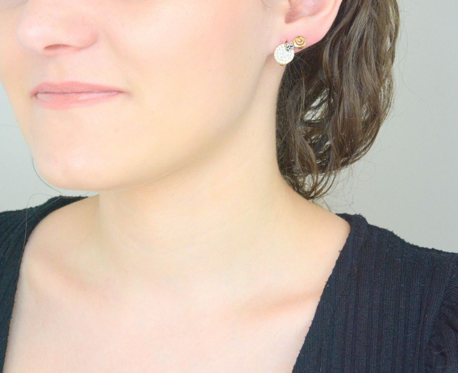 Złote kolczyki wkrętki ze wzorem zakręconej muszli KL 7362- 333.jpg